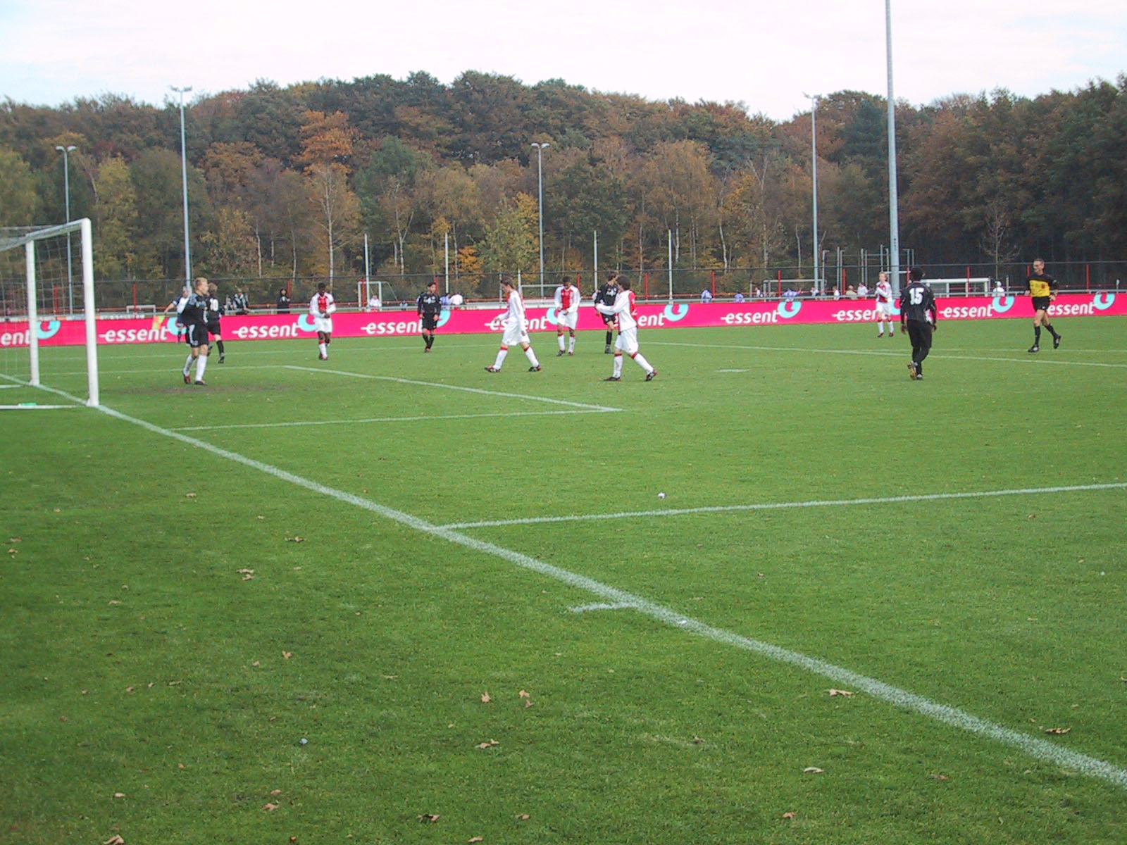Een aanval van Twente C1 wordt afgeslagen.
